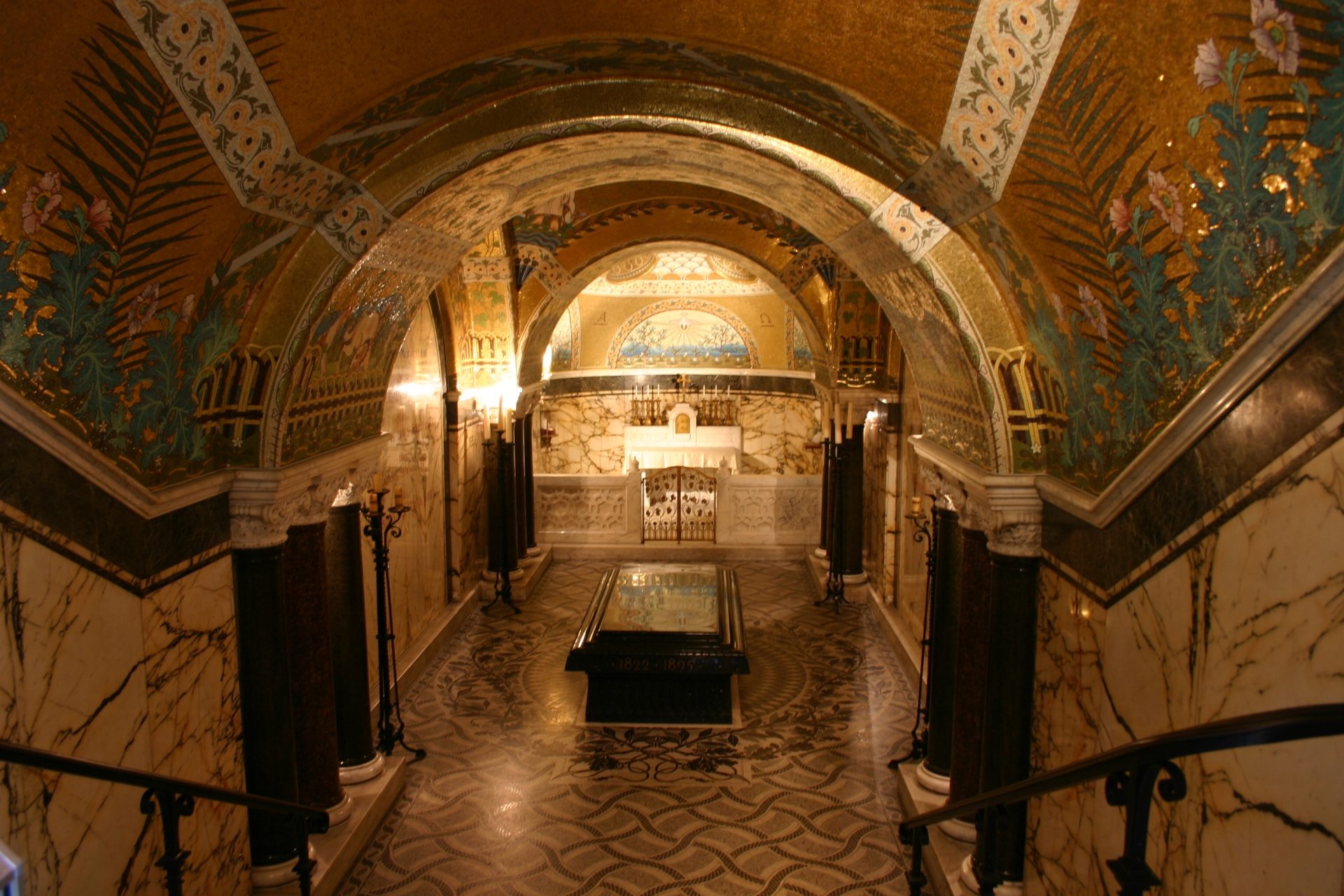 Louis Pasteur's tomb, Institut Pasteur, Paris - 01.JPG